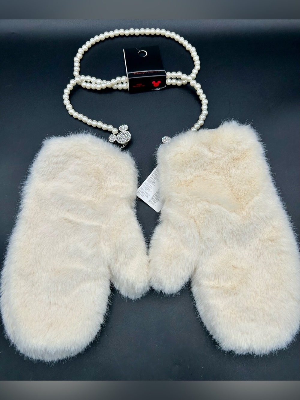 DISNEY FOREVER 21 Mittens- Disney Mickey Mouse.